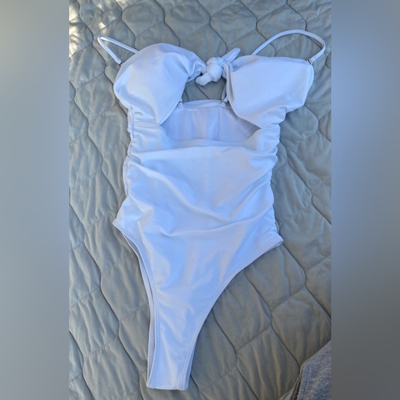 White one piece cut out swim suit size small - Picture 4 of 4